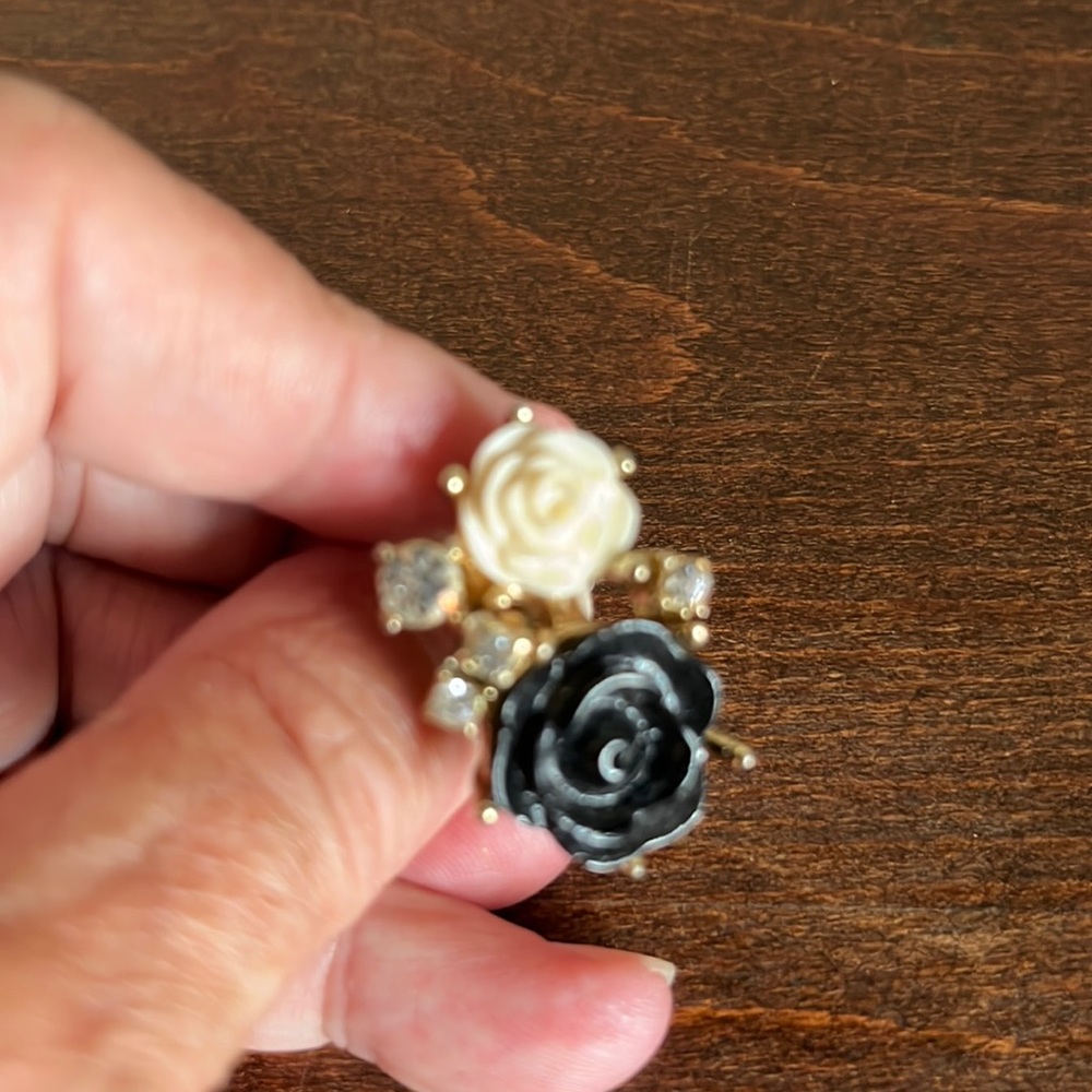 Roses & Rhinestone Gold Tone Ring Size 5&1/4